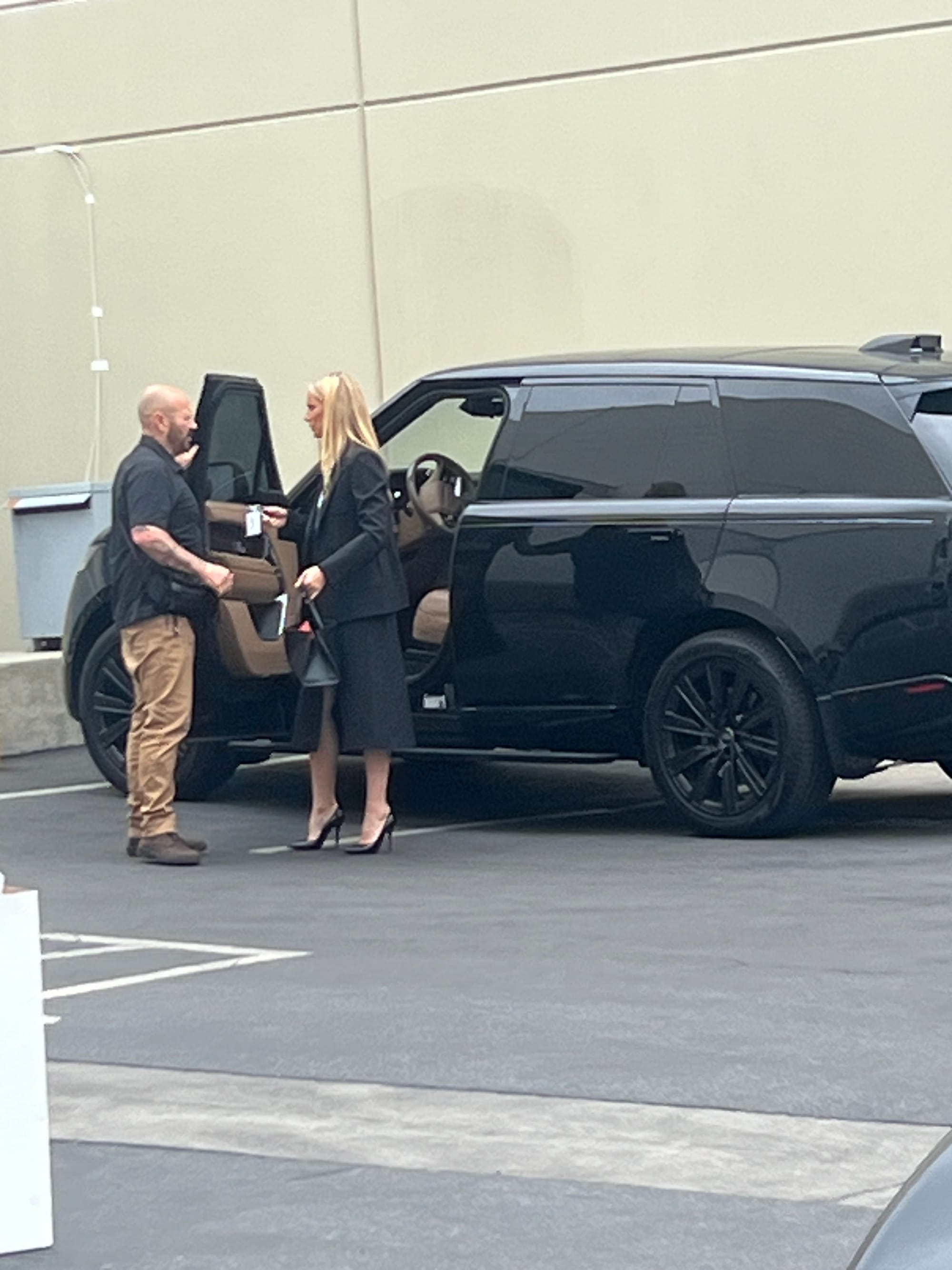Héctor Jesús Arencibia meeting Gwyneth Paltrow beside her black SUV after following an intuitive nudge at the Mindvalley Manifestation Summit.