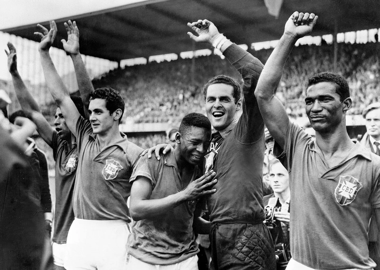 elé celebrating with Brazil teammates after winning the 1958 World Cup, expressing joy, unity, and the fulfillment of imagination on football’s biggest stage.